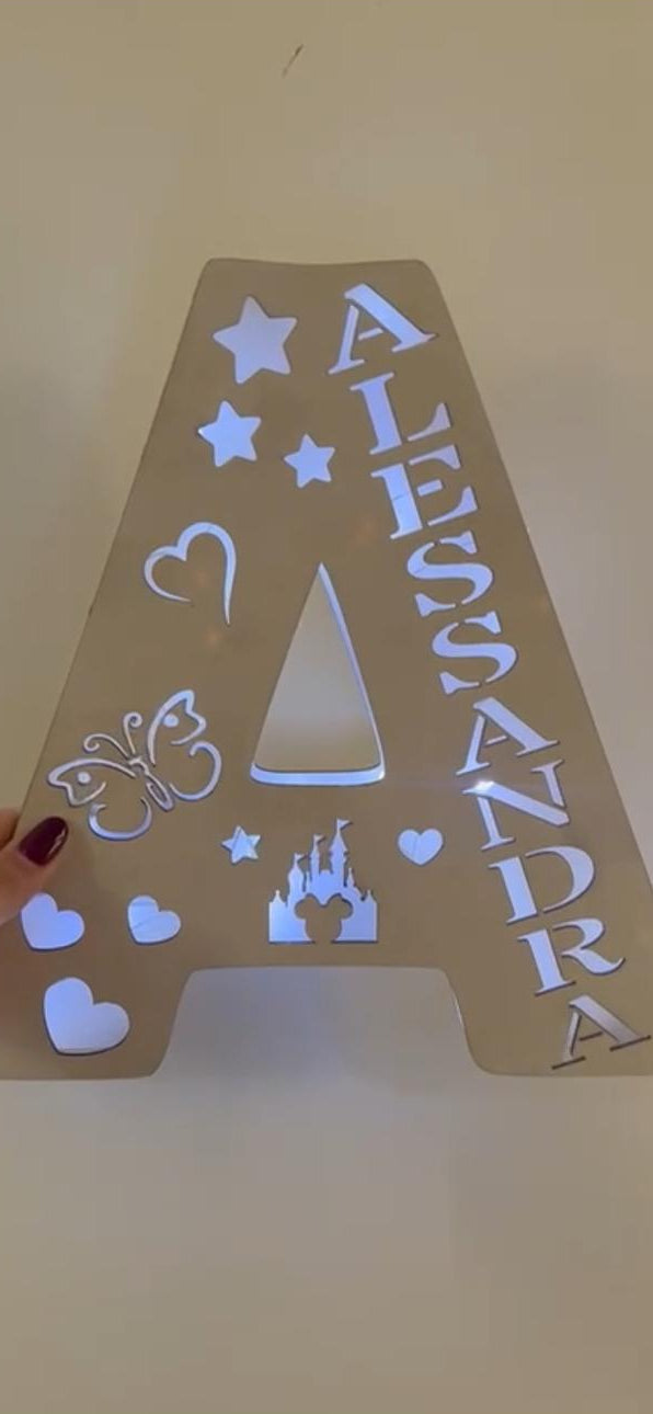 Lucina in legno con iniziale grande personalizzata