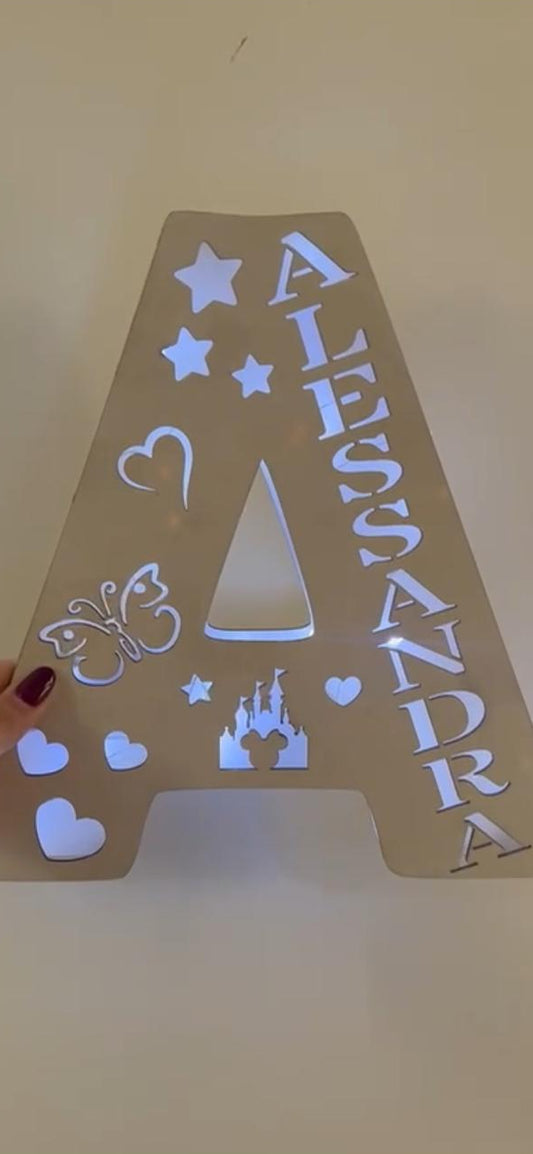 Lucina in legno con iniziale grande personalizzata