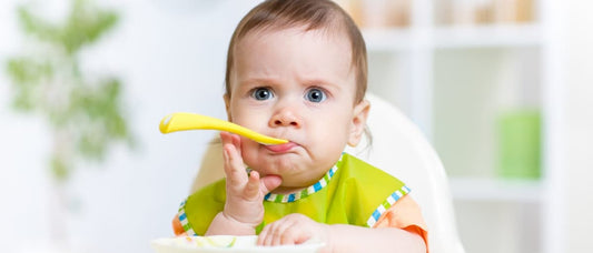 Svezzamento del neonato: quando iniziare e perché non anticipare